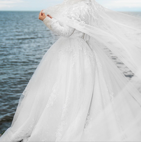 Wedding dress - Picture 4 of 5